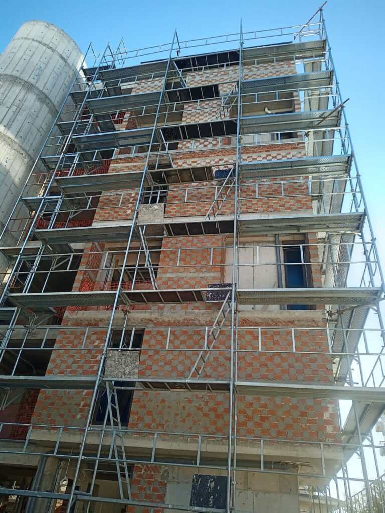 Πολυώροφη οικοδομή με επαγγελματική μεταλλική σκαλωσιά.